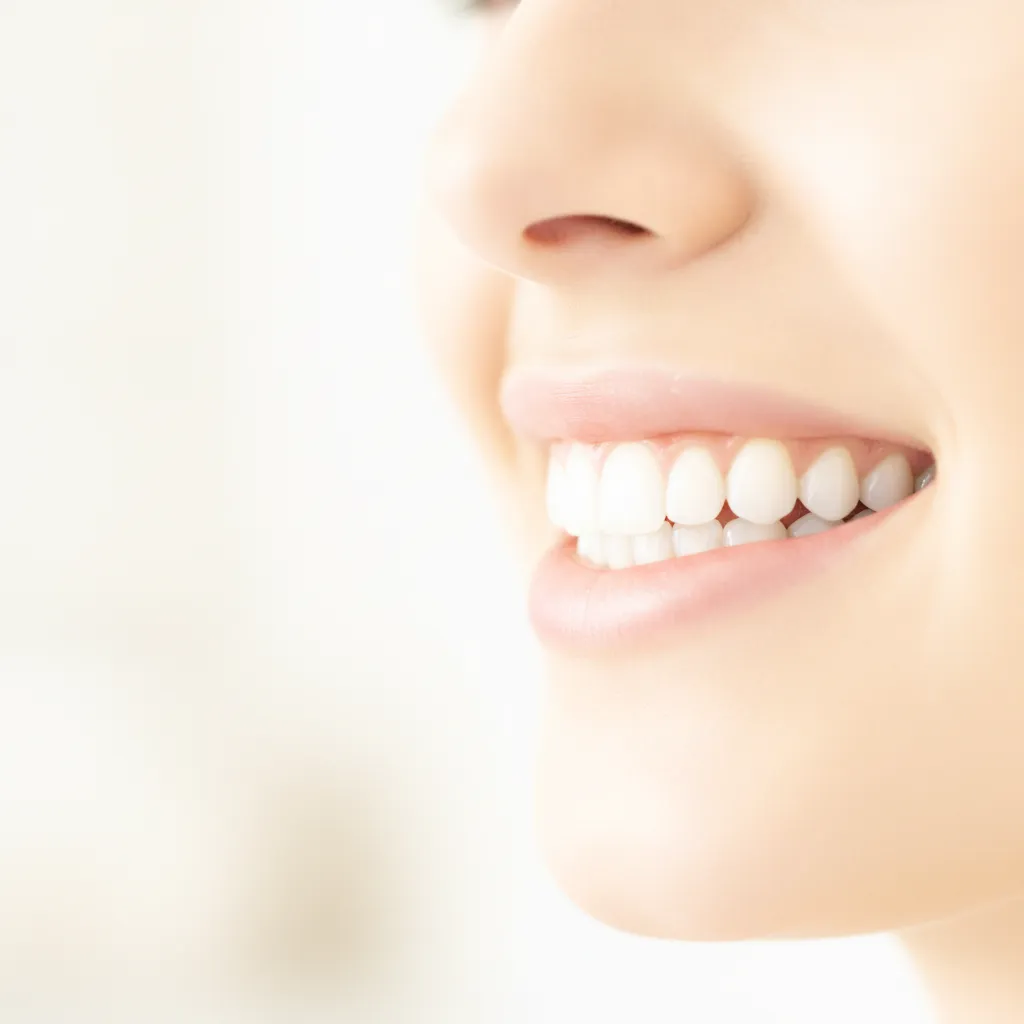 Sourire éclatant après traitement orthodontique Invisalign ou bagues au Cabinet Bô Sourire à Rabat Agdal.